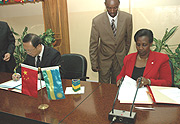 Minister Jiechi with his Rwandan counterpart signing an agreement of cooperation. (Photo/ G. Barya).