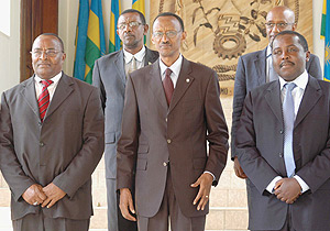 President Paul Kagame  with members of the Kenyan delegation Gideon Ndambuki (L) and Mugo Kibati (R) after their meeting at Urugwiro Village yesterday. (Photo G Barya).