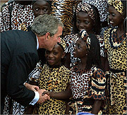 George W. Bush greets children (Net photo) 
