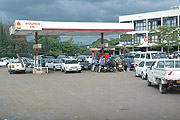 Lining for fuel at a Petrol station near Hotel Novotel during the shortage. (Photo/ J. Mbanda )