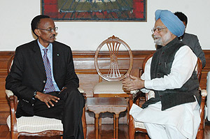 President Kagame meets with the Prime Minister of India Manmohan Singh in New Dehli on Monday evening.(PPU photo)