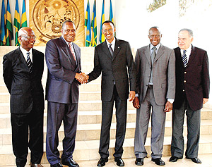 Issa Hayatou the CAF President shakes hands with President Kagame following his courtesy call at Urugwiro Village. (PPU Photo).