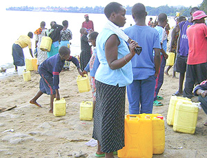 Water crisis forces Gisenyi residents to use water from Kivu. (Photo. M. Tindiwensi).