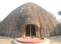 The reconstituted Royal traditional hut. (Photo PNtambara).