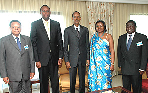 President Kagame stands with heads of organs of the EAC at the end of the two-day Retreat. (Photo PPU).