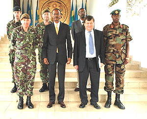 President Kagame with the visiting British army chief, Gen. Sir Richard Dannatt  and his delegation yesterday. (Photo PPU).