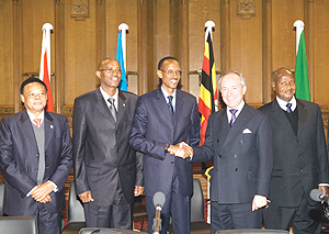 From left: EAC Secretary General Juma Mwapachu, Burundi Vice President Yves Sahinguvu, President Kagame, Michael Snyder of the City of London Corporation and Ugandau2019s President Yoweri Museveni. (PPU Photo).