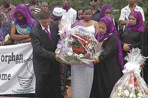 Local businessman Amur Sultan  together with his family lay a wreath at Gisozi on Friday. Sultan later contributed Rwf300, 000 to the One Dollar Campaign. (Photo/ J. Mbanda)