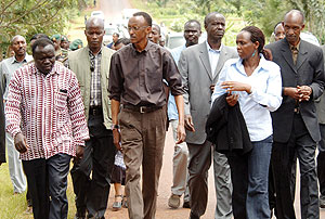 President Kagame accompanied by senior government officials visiting development projects in Kirehe District yesterday. (PPU Photo).