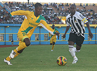 GOAL SCORER:  Atracou2019s Andre Lomami goes past APR skipper Mbuyu Twite in yesterdayu2019s  league match played at Amahoro stadium. (Photo/ E. Niyonshuti)