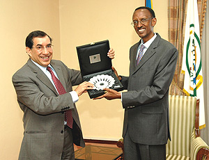 President Kagame receiving a gift from the visiting Director General of BADEA, Abdelaziz Khelef. (PPU photo).