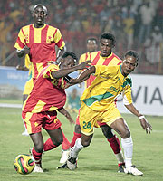 Atracou2019s Andre Lomami (yellow) takes on Balla Jabir of Merreikh. (Photo / M. Ayuro)