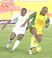 Mathareu2019s Fred Ochieng beats Atracou2019s Donatien Tuyizere (Photo; M. Ayuro).