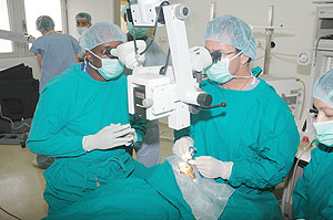 Doctors Major John Nkurikiye (L)  and Geoff Tabin carrying out the eye operation yesterday at King Faisal Hospital (Photo J Mbanda)