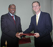 Finance Minister James Musoni (L) and Head of DFID Rwanda Martin Leach shake hands after signing a 107 Million Pound MOU. (Photo/ J. Mbanda)
