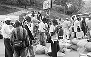 Rwandan Returnees sort out their luggage at Gatuna border.  (photo / A.Gahene)
