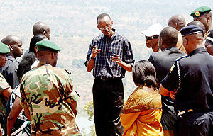 President Paul Kagame talks with government officials while visiting Muhurire Coffee Cooperative in Rurenge District (Urugwiro Village photo).