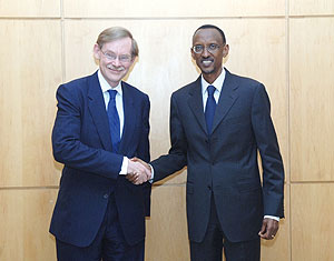 President Paul Kagame with the President of the World Bank Group, Robert Zoellick, after their meeting at Urugwiro Village yesterday. (Photo; Urugwiro Village)