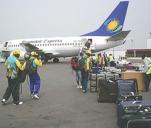 Passengers prepare to board a Rwandair aircraft at Kigali International Airport. The airliner has decided to rescue Kigali-bound passengers following a strike by Kenya Airways employees. (File Photo) 