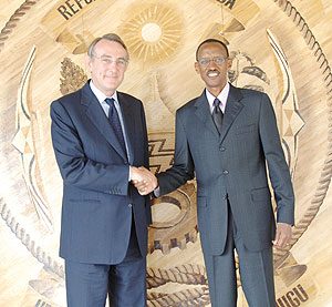 President Paul Kagame receiving Jean Franu00e7ois Van Boxmeer, CEO of the Heineken Group at Urugwiro Vilage yesterday (Photo Urugwiro Village).