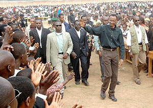 President Kagame waves to the crowds on arrival at Nyagisenyi village in Gasaka, Nyamagabe (Photo/ Urugwiro Village)