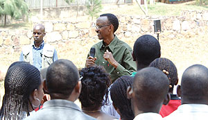 President Paul Kagame speaking to residents of Kiyovu after yesterdayu2019s monthly umuganda.( Photo Urugwiro Village)