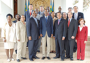 President Paul Kagame in a group photo with the visiting delegation from the United States Congress  at Urugwiro Village yesterday. (Photo/ Urugwiro Village).