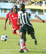 Haruna Niyonzima (R) is expected to play a key role for APR this afternoon. The league champions play SC Kiyovu in the Pre-Season final