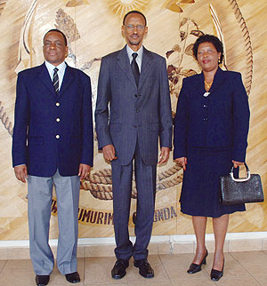 President Kagame with the outgoing Burundian envoy, Serge Karonkano and Mrs. Victoire Karonkano at Urugwiro Village yesterday( photo Urugwiro Village)