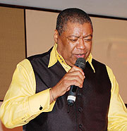Ron Kenoly performing.