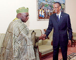 President Kagame receiving former Nigerian President, Olesegun Obasanjo, in his office yesterday (Urugwiro village photo)