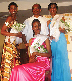 State Minister for Minerals and Natural Resources, Vincent Karega, stands behind Miss East Africa Rwandan chapter 2009 Cynthia Akazuba seated, Annet Mahoro (left) 1st runner-up and the 2nd runner-up. (Courtesy Photo)
