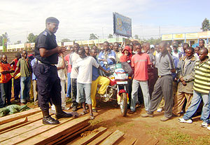 Chief Inspector Charles Kwizera sensitising Kayonza drivers  during the launch of Traffic Week on Monday. (Photo. S/ Rwembeho)