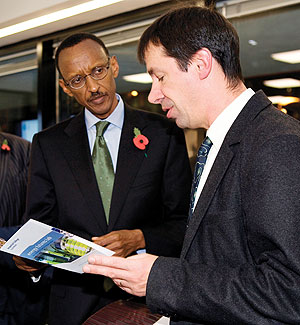 President Kagame with Professor James Durrant at the Imperial College Energy Futures Lab. (Photo/ Urugwiro Village)