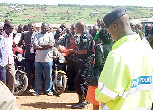 Police Commander, Supt. Edward Kayitare, addressing Nyagatare motorists on road safety. (Photo/ D. Ngabonziza.)