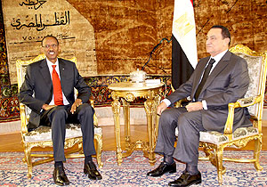 President Kagame with Egptian President Hosni Mubarak  in Cairo yesterday. (Photo Urugwiro Village)