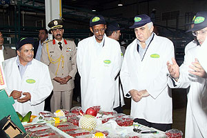 President Kagame being shown around the Mabgrabi Farm in Egypt yesterday (Photo Urugwiro Village)