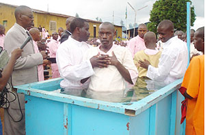 ADEPR Pastor, Theophile Nkundiye, baptizes an inmate at Gitarama prison days before he was sent to Prison.(Photo/ D. Sabiiti)