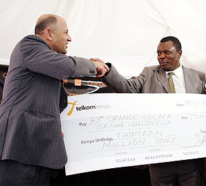 Musonye (R) recieves the cheque from Orange Managing Director Mickael Ghossein.(Photo / A. Mohammed)