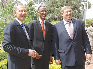 President Paul Kagame, Former UK Prime Minister, Tony Blair  and Pastor Rick Warren share a light moment before yesterdayu2019s Prayer Breakfast held at Serena Hotel. (Photo-Urugwiro Village)