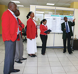 Stock brokers at the ROTC market: new law seeks to protect investors against poor practices of finacial intermediaries.