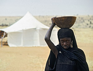 A girl performs domestic labour in a rural Mauritanian encampment: UN Photo/Jean Pierre Laffont