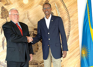 President Kagame bids farewell to outgoing EU Commisssion head, in Rwanda, David MacRae yesterday. (Photo/ Urugwiro Village)