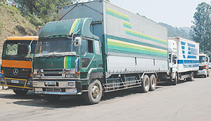 Trucks line up near the Gatuna border post. Government has announced a campaign to limit the loads of commodities carried by the trucks (File Photo)