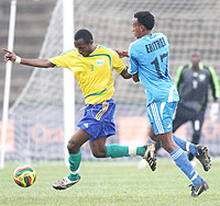Amavubiu2019s Kalisa Mau (left) battles for the ball with Isaias Andeberhian of Eritrea. (Photo: Cecafa)
