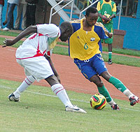 Amavubiu2019s Iranzi takes on a Malian defender during this yearu2019s Africa Youth Championship. Yesterday, Amavubi thrashed Zimbabwe 4-1 to qualify for the semis. (file photo)