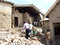Curious residents gathering  at the site of the collapsed building. (Photo: D. Sabiiti)