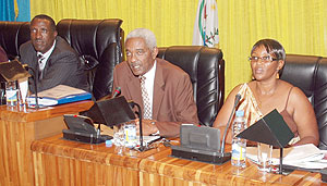 Committee chairperson Aimable Nibishaka (C) addressing the Lower Chamber of Parliament yesterday. (Photo: F. Goodman)