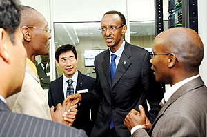President Kagame speaking to officials yesterday during his tour of the launched Network Operating Centre (NOC) at the ICT Park in Kigali. (photo Urugwiro Village)