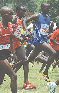 Slyvain Rukundo (R) Dieudonne Disi (M) swapped places in the 10.000m and 5.000m at the weekend. (File photo)